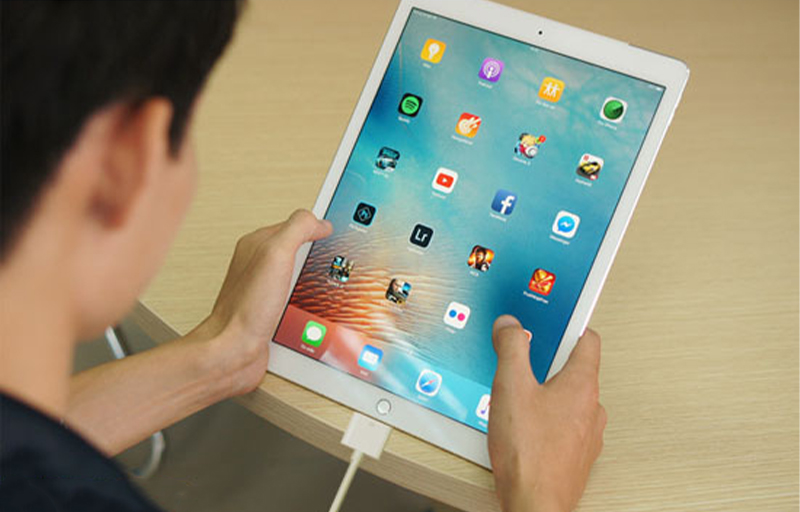 Người dùng vừa sạc vừa sử dụng iPad